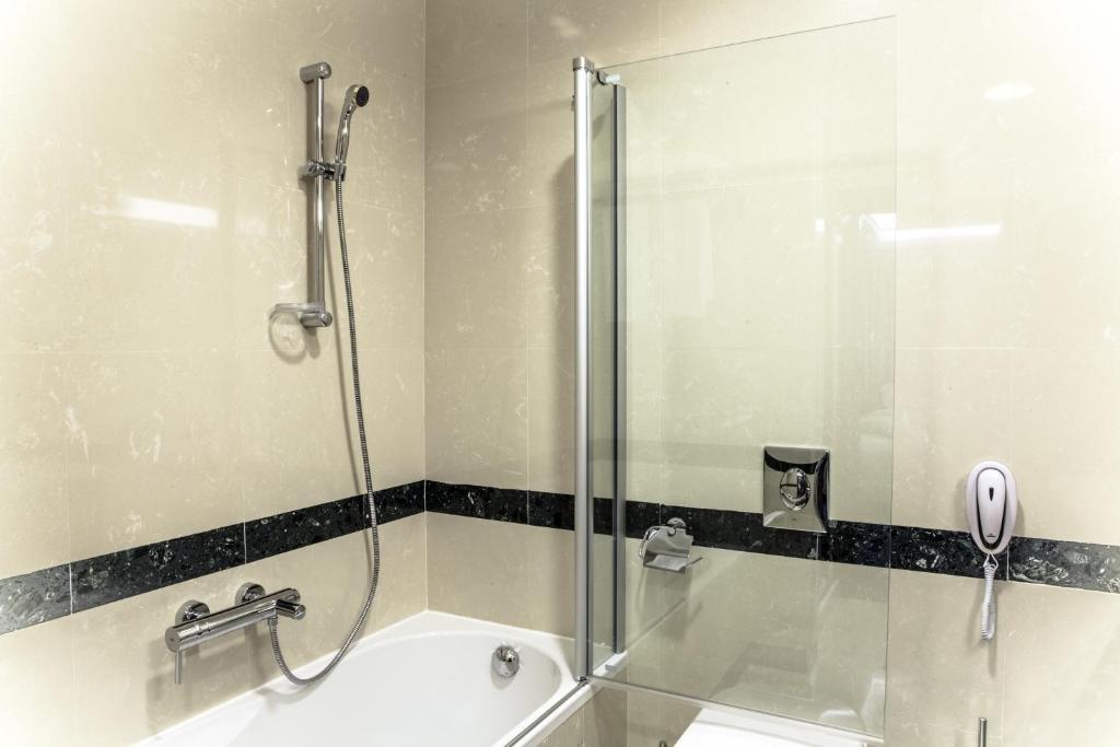 Caspian Riviera Grand Palace Hotel Aqtau Exterior foto A shower bath