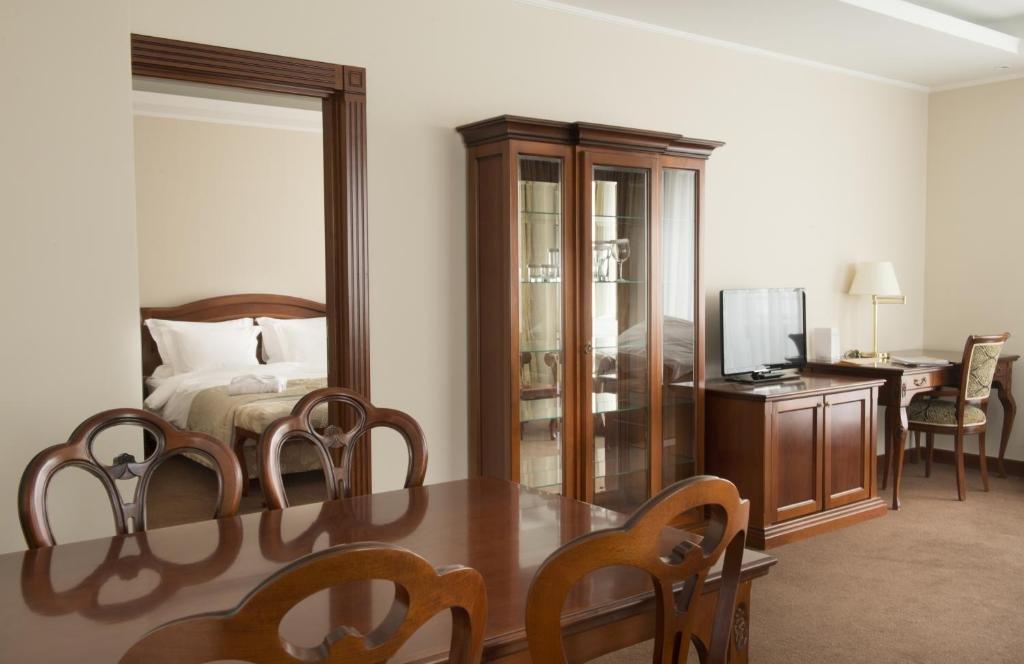 Caspian Riviera Grand Palace Hotel Aqtau Exterior foto A typical room at the hotel