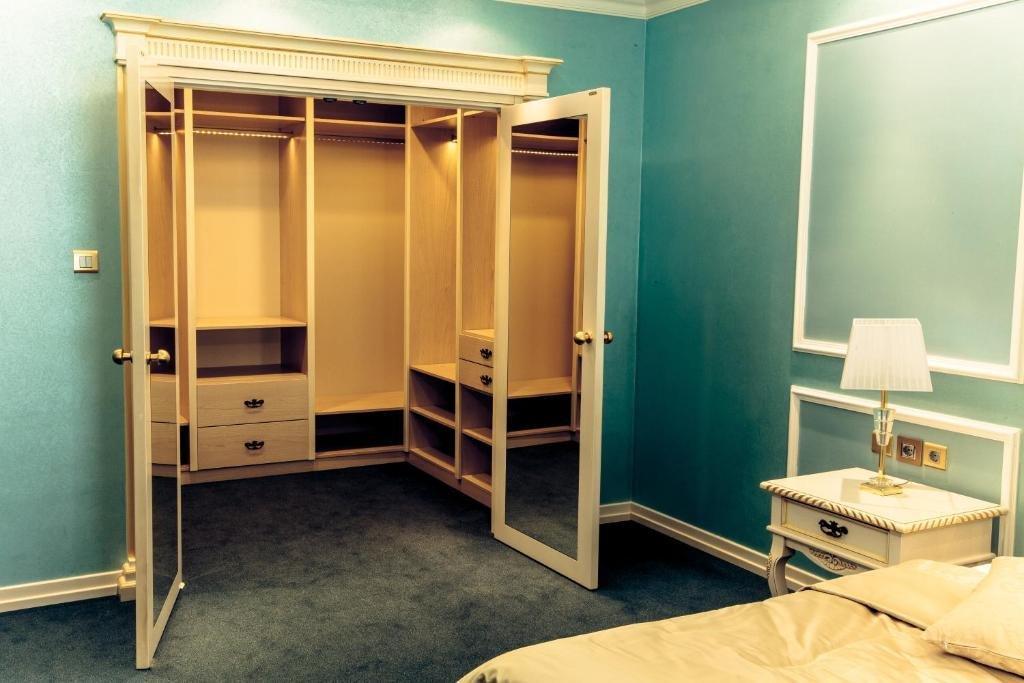 Caspian Riviera Grand Palace Hotel Aqtau Exterior foto A mirrored armoire