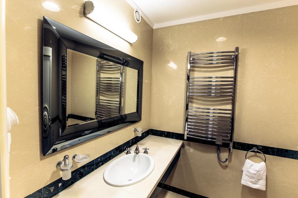 Caspian Riviera Grand Palace Hotel Aqtau Exterior foto A heated towel rail
