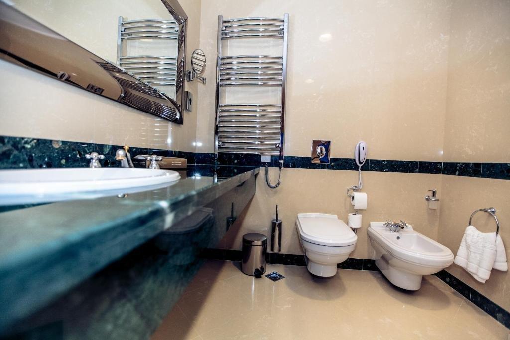 Caspian Riviera Grand Palace Hotel Aqtau Exterior foto A modern bathroom