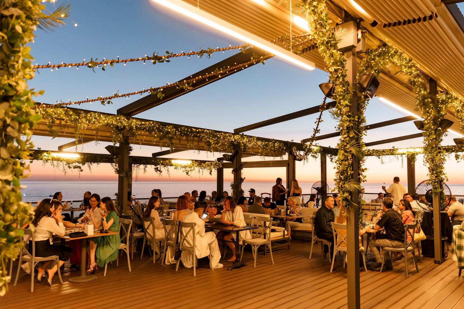 Caspian Riviera Grand Palace Hotel Aqtau Exterior foto The Sky Bar