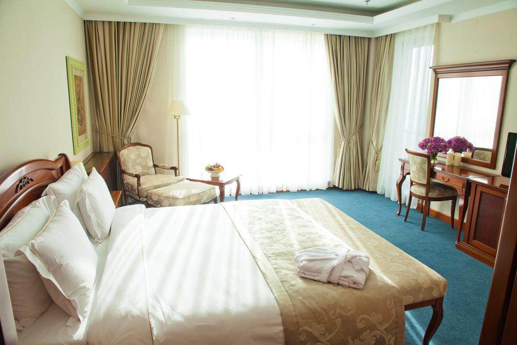 Caspian Riviera Grand Palace Hotel Aqtau Zimmer foto A room at the hotel