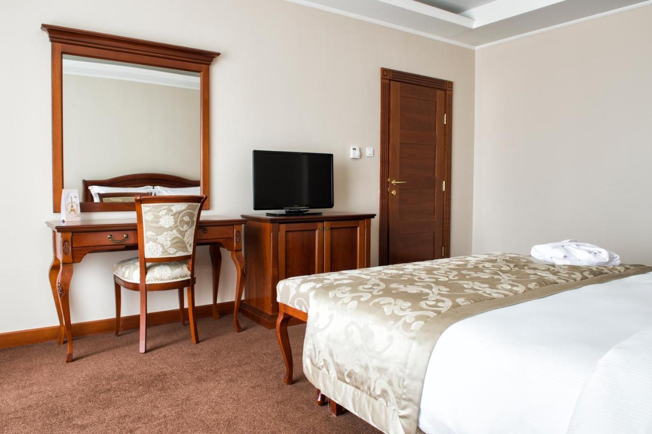 Caspian Riviera Grand Palace Hotel Aqtau Exterior foto A room at the hotel