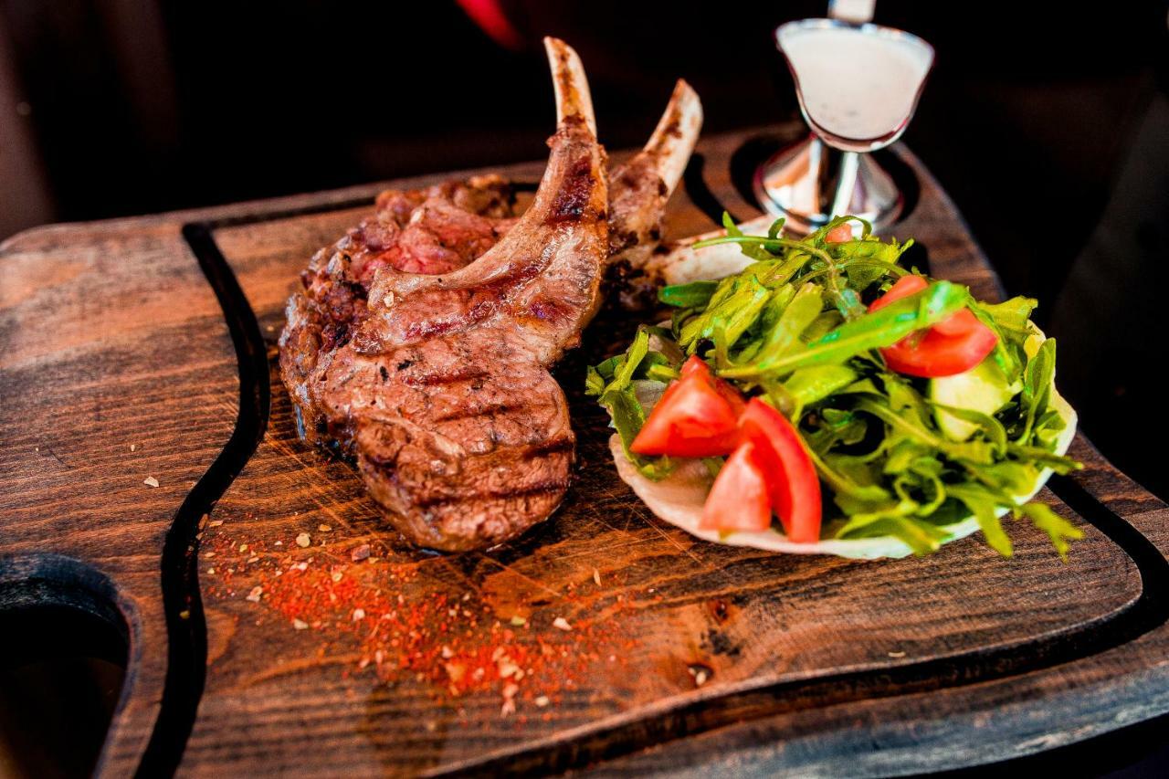 Caspian Riviera Grand Palace Hotel Aqtau Exterior foto A grilled lamb chop with a fresh salad