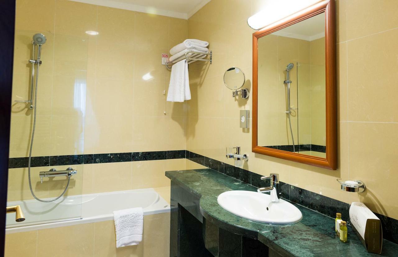 Caspian Riviera Grand Palace Hotel Aqtau Exterior foto Bathroom